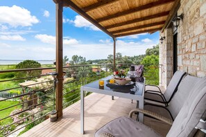 Outdoor dining - Apartment 'Lefkada View Villa Vasiliki 1' with Garden & Wi-Fi (Peratia)