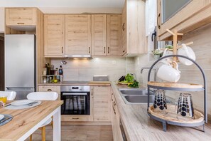 Fridge, oven, stovetop, dishwasher