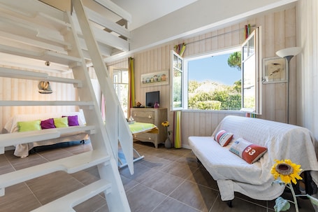 1 bedroom, bed sheets. Apartment 'Studio Plage Petit Piquey' with Garden
