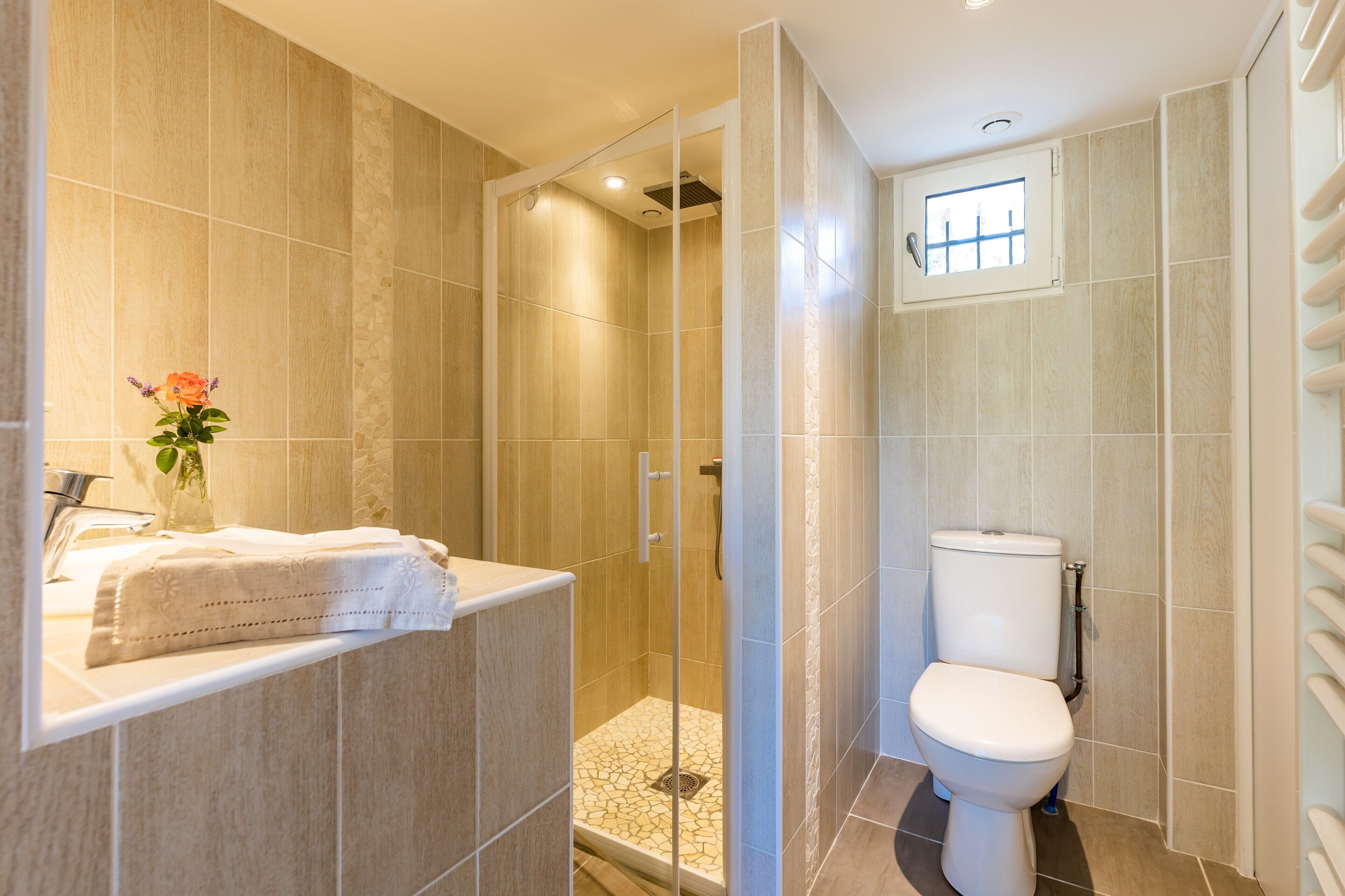 Douche, serviettes fournies