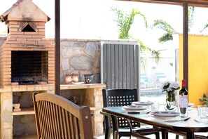 Outdoor dining - Holiday Home 'Casa Mari Loli 1' with Pool & Wi-Fi (Conil de la Frontera)