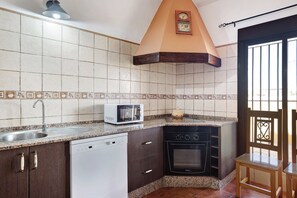 Een koelkast, een magnetron, een oven, een kookplaat