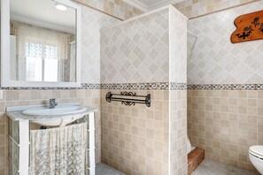 Shower, hair dryer, towels - Holiday Home 'Casa Mari Loli 2' with Pool & Wi-Fi (Conil de la Frontera)