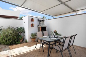Outdoor dining - Holiday Home 'Casa Mari Loli 2' with Pool & Wi-Fi (Conil de la Frontera)