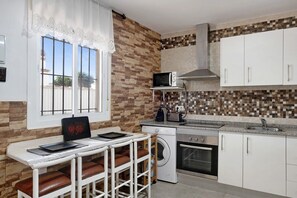 Fridge, microwave, oven, stovetop - Holiday Home 'Casa Mari Loli 2' with Pool & Wi-Fi (Conil de la Frontera)