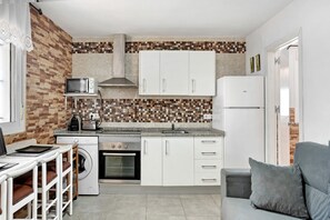 Fridge, microwave, oven, stovetop - Holiday Home 'Casa Mari Loli 2' with Pool & Wi-Fi (Conil de la Frontera)