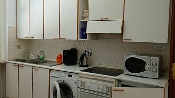 Frigorifero, microonde, forno, piano cottura