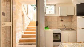 Fridge, oven, stovetop, cookware/dishes/utensils