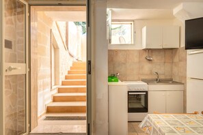 Fridge, oven, stovetop, cookware/dishes/utensils