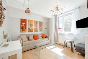 Smart TV, DVD player - Love from Chelsea 1 bedroom Super Location Sloane Avenue SW3 Sleeps 1-6 (London)