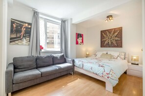 1 chambre, bureau, fer et planche à repasser, lit parapluie