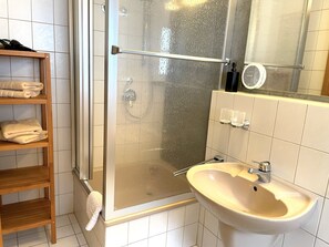 Dusche, Haartrockner, Handtücher