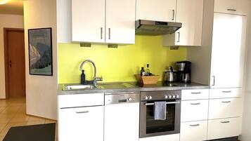 Fridge, oven, stovetop, dishwasher