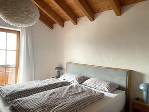 3 habitaciones, escritorio y tabla de planchar con plancha 