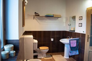 Cottage, nhiều giường | Phòng tắm | Buồng tắm vòi sen, máy sấy tóc, khăn tắm 