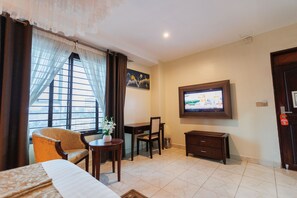 Standard room with windows | 高档床上用品、办公桌、笔记本电脑工作区、隔音