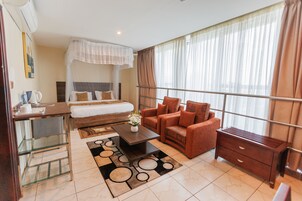 Deluxe Room with City view | Roupas de cama premium, escrivaninha, espaço de trabalho para notebook