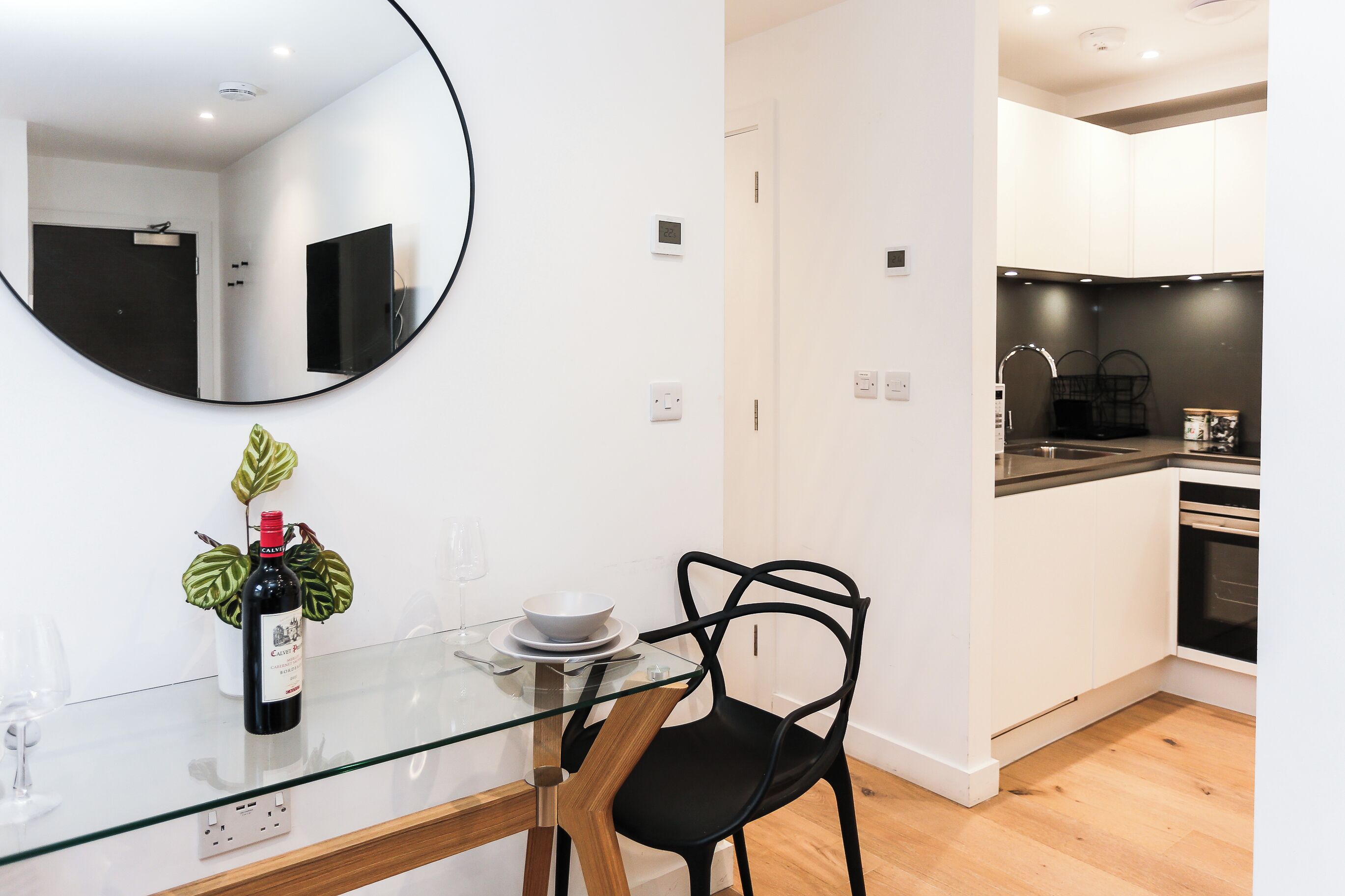 City Apartment, Private Bathroom | In-room dining