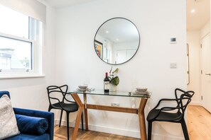 City Apartment, Private Bathroom | In-room dining - Chapel - Central Studio Apartment (Bath)