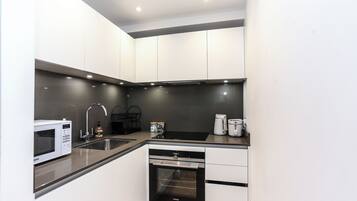 City Apartment, Private Bathroom | Private kitchen