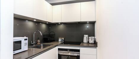 City Apartment, Private Bathroom | Private kitchen