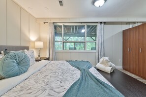 1 bedroom, desk, iron/ironing board, free WiFi