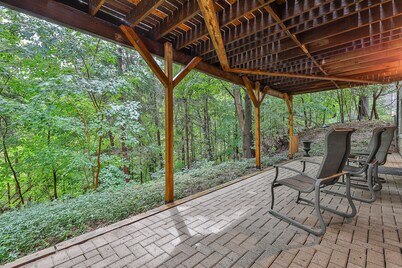 Sanctuary on private ravine, large luxurious space