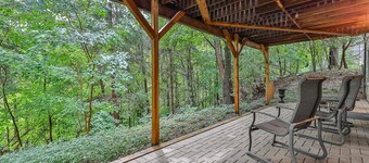 Sanctuary on private ravine, large luxurious space