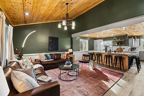 Fireplace - 🎉 🛀 HOT TUB🔥 FIREPLACE ⛰ MAGNIFICENT VIEWS  🚍 LOTS OF PARKING (Pigeon Forge)