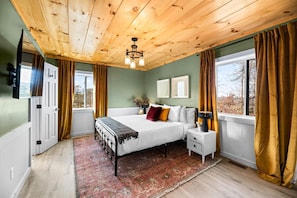 4 bedrooms, iron/ironing board, Internet, bed sheets