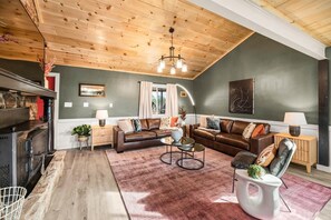 Fireplace - 🎉 🛀 HOT TUB🔥 FIREPLACE ⛰ MAGNIFICENT VIEWS  🚍 LOTS OF PARKING (Pigeon Forge)