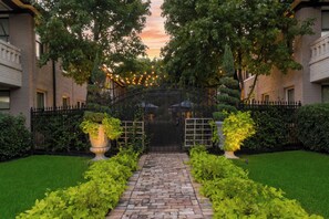 Property grounds - Bright 1-bedroom condo combining historic charm with modern comfort. Features a spacious living area with elegant furnishings, crystal lighting, and abundant natural light for a refined Dallas stay. (Dallas)