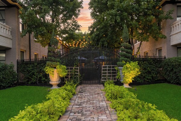 Property grounds - Bright 1-bedroom condo combining historic charm with modern comfort. Features a spacious living area with elegant furnishings, crystal lighting, and abundant natural light for a refined Dallas stay. (Dallas)