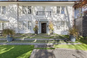 Exterior detail - Bright 1-bedroom condo combining historic charm with modern comfort. Features a spacious living area with elegant furnishings, crystal lighting, and abundant natural light for a refined Dallas stay. (Dallas)