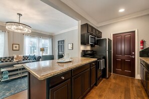 Køleskab, mikrob�ølgeovn, ovn, kogeplade