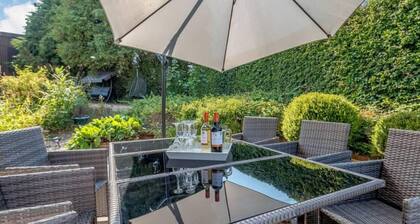 Luxury 5-bed House With Tennis Court & Games Room