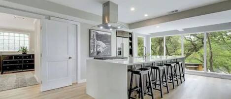 Kühlschrank, Mikrowelle, Ofen, Herdplatte