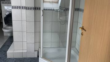 Dusche, Haartrockner, Seife, Toilettenpapier