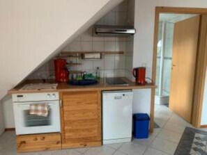 Réfrigérateur, micro-ondes, plaque de cuisson, lave-vaisselle