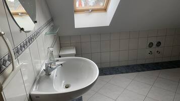 Dusche, Haartrockner, Seife, Toilettenpapier