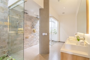 Shower, hair dryer, towels - Elegant Beachfront Villa w/ private pool, gym, breakfast & Housekeeping (Tamarindo)