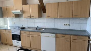 Kühlschrank, Mikrowelle, Herdplatte, Geschirrspüler