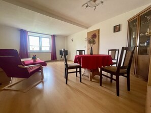 Dining - Spacious vacation apartment in a quiet and convenient location (Berlin)