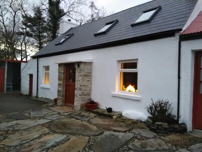 Reduced Fees. Authentic cottage, Luxury Deep Bath, Rustic , Perfect Retreat,