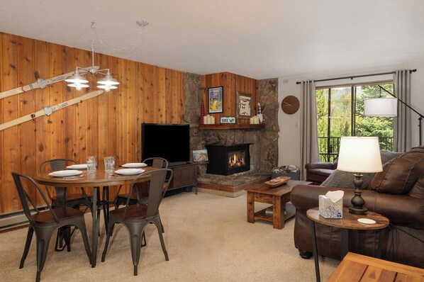 Televisión y chimenea 