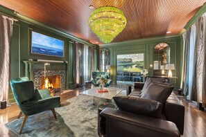 Interior - Open-concept 1BR condo with bright living, dining, and kitchen areas. Features a 65″ HDTV, Alexa for easy entertainment, and a spa-style ensuite bath for ultimate relaxation—perfect for a refined Dallas stay. (Dallas)