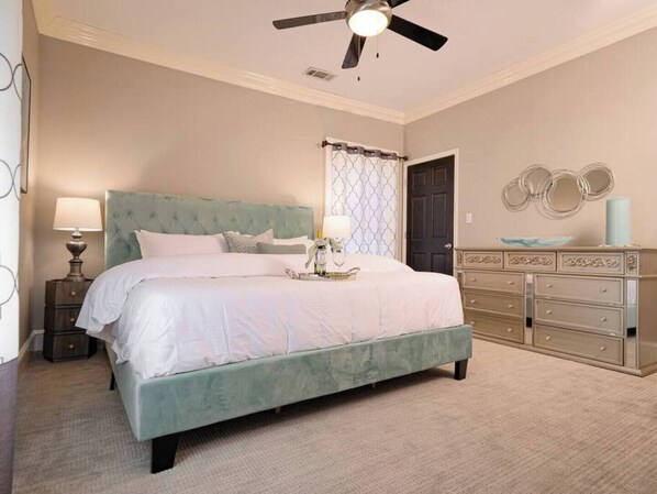 1 bedroom, desk, iron/ironing board, travel crib - 1BR/1BA retreat on historic Swiss Avenue with nearly 1,000 sq ft of bright living space, hardwood floors, marble finishes, and modern amenities for a refined Dallas stay. (Dallas)