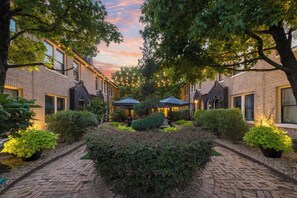 Property grounds - 1BR/1BA retreat on historic Swiss Avenue with nearly 1,000 sq ft of bright living space, hardwood floors, marble finishes, and modern amenities for a refined Dallas stay. (Dallas)