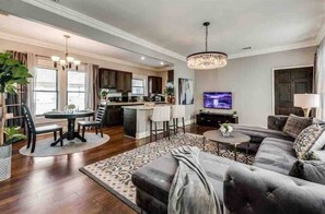 Smart TV - 1BR/1BA retreat on historic Swiss Avenue with nearly 1,000 sq ft of bright living space, hardwood floors, marble finishes, and modern amenities for a refined Dallas stay. (Dallas)