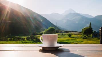 Family Suite | Minibar, iron/ironing board, free WiFi, bed sheets